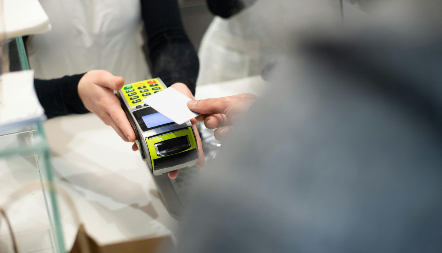 Attēls ar maksāšanas termināli un bankas karti
