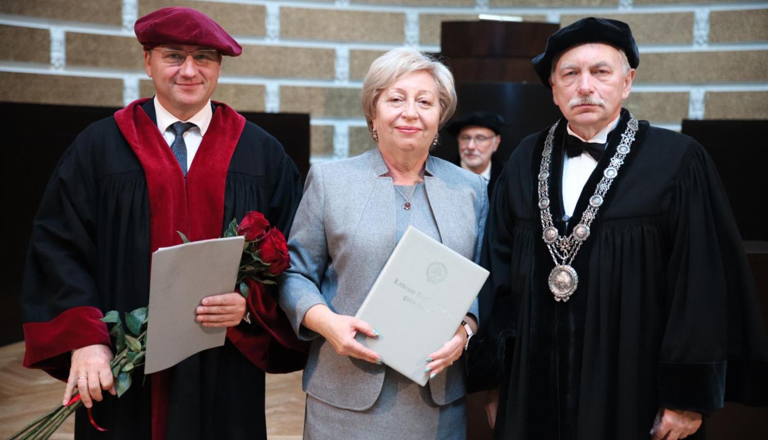 Fotogrāfija - No labās: LU rektors Prof. Indriķis Muižnieks, CSP priekšniece Aija Žīgure, LU Biznesa, vadības un ekonomikas fakultātes dekāns prof. Gundars Bērziņš. 