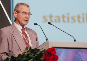 Latvijas Zinātņu akadēmijas prezidents Ojārs Spārītis sveic CSP 100 gadu jubilejā.