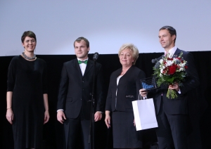 No kreisās: Dienas Biznesa galvenā redaktore Līva Melbārzde, CSP pārstāvis Reinis Janovskis, CSP priekšniece Aija Žīgure un AS "Latvijas Finieris" pārdošanas dienesta direktors Valdis Kulpe