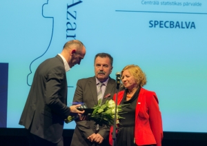 TOP500-2017 No kreisās: "Smiltenes piens" Pārdošanas vadītājs Egils Mūrnieks saņem balvu no CSP Datu apstrādes departamenta direktores Ramonas Skakunovas, pa vidu CSP priekšnieces vietnieks Kaspars Misāns