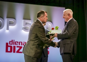 CSP priekšnieces vietnieks K. Misāns 2018. gadā pasniedz CSP balvu par sadarbību statistikas veidošanā 100 gadu garumā.