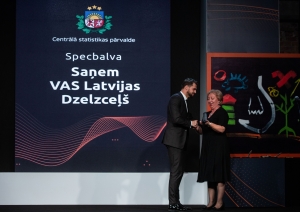 CSP priekšniece Aija Žīgure pasniedz ikgadējo speciālbalvu. VAS “Latvijas Dzelzceļš” saņēmēja lomā iejūtas vakara vadītājs Aivis Ceriņš.